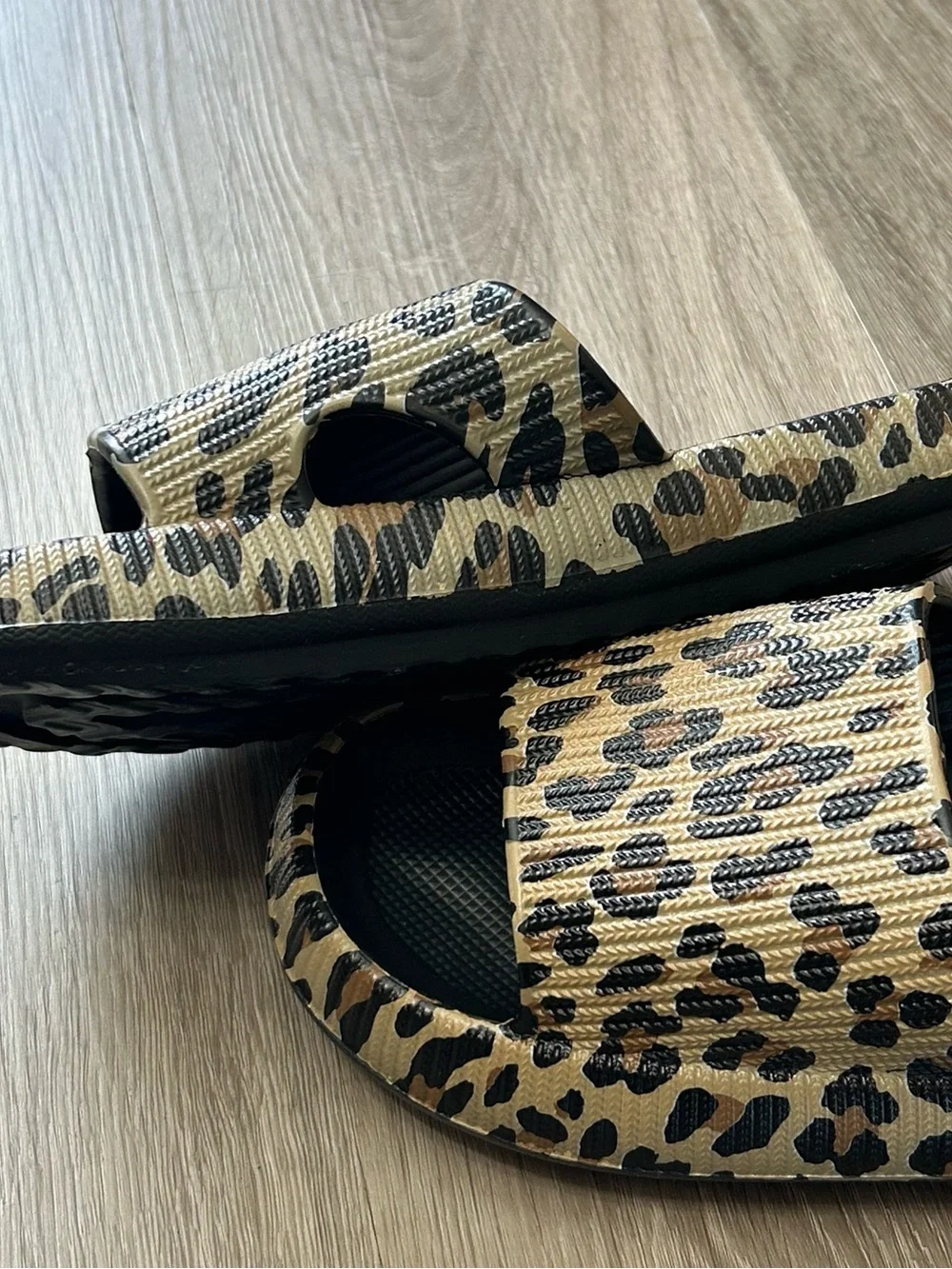 ❤️5 FOR $25❤️ NWOT Leopard Print Cloud Slides Foam Sandals Size 40-41 US 9 - Picture 3 of 5